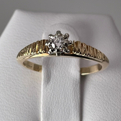 14k Yellow Gold Round Cut 0.06ct Diamond Illusion Set Ring