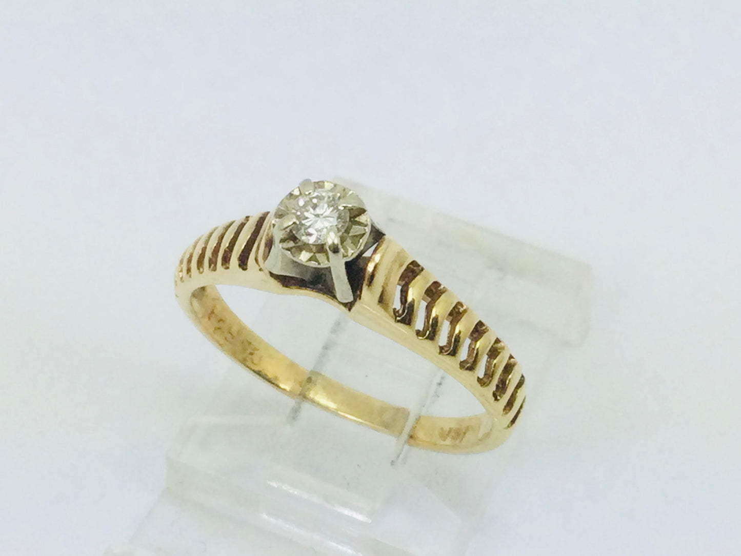 14k Yellow Gold Round Cut 0.07ct Diamond Illusion Set Ring