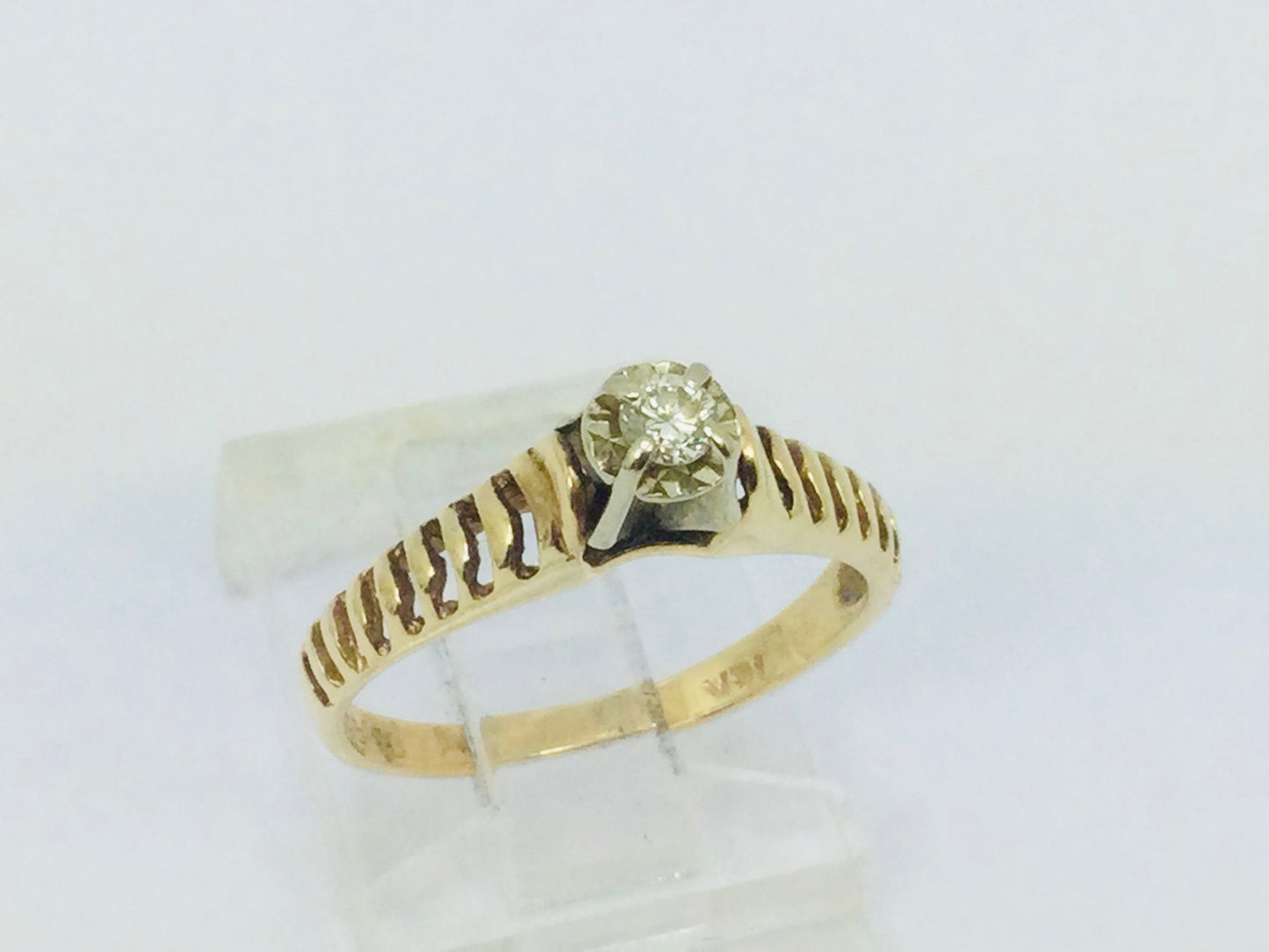 14k Yellow Gold Round Cut 0.07ct Diamond Illusion Set Ring
