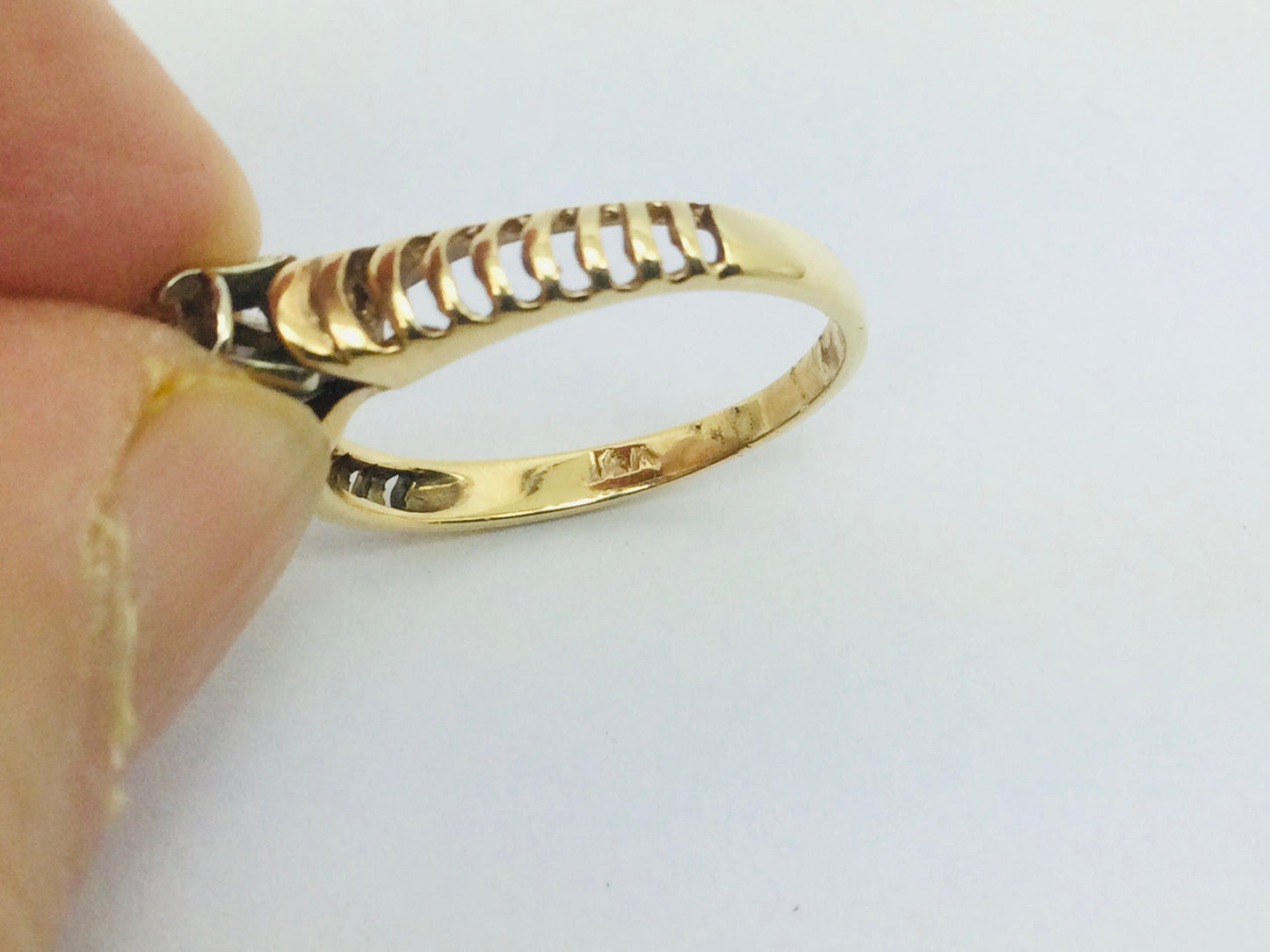 14k Yellow Gold Round Cut 0.07ct Diamond Illusion Set Ring