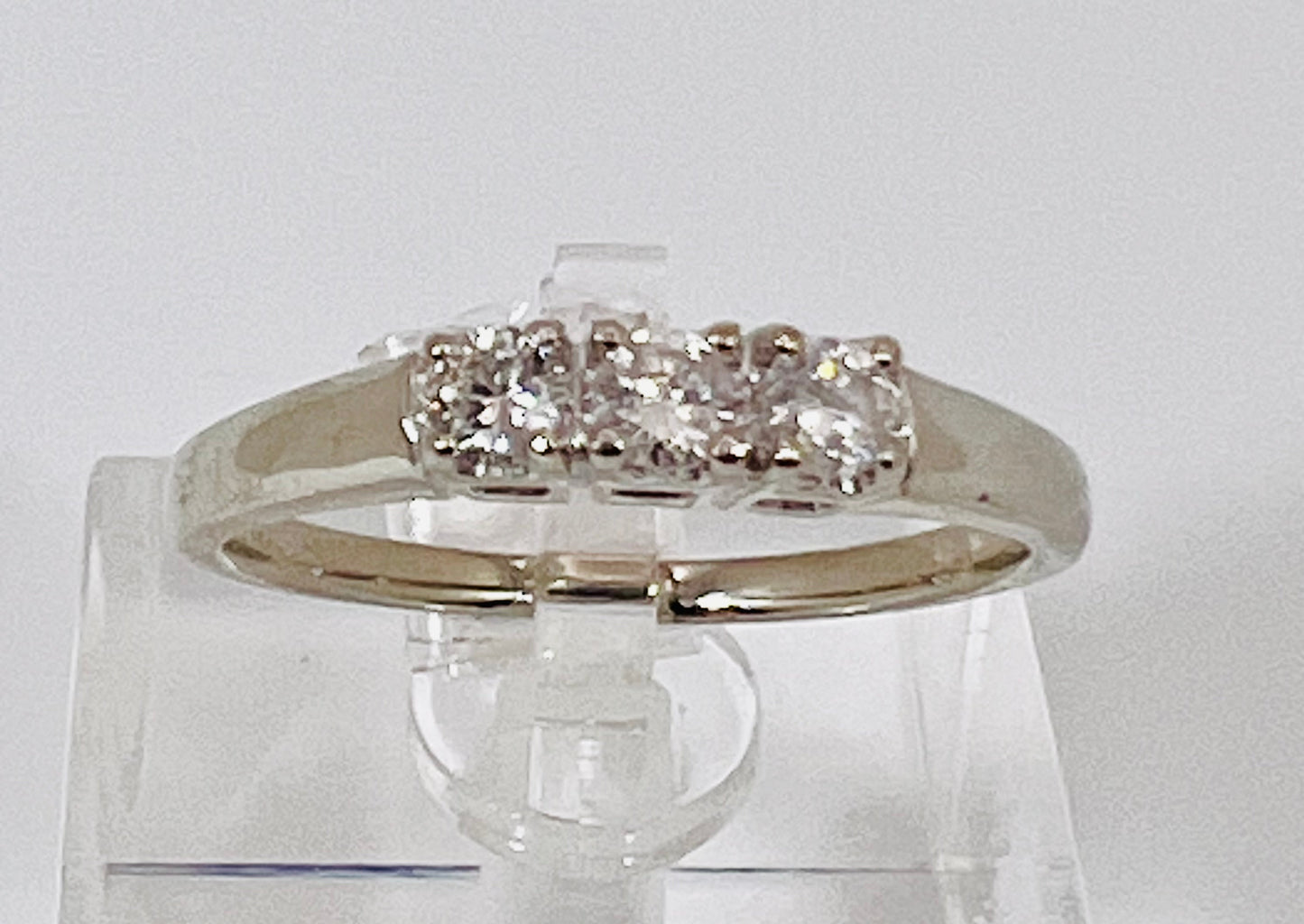 14k White Gold Round Cut 21pt Diamond Trinity Ring