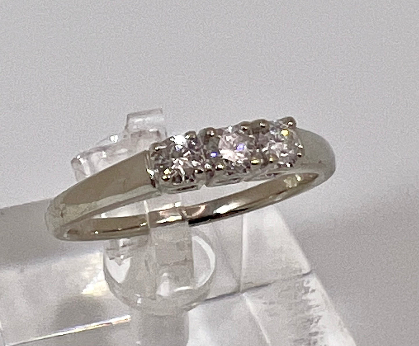 14k White Gold Round Cut 21pt Diamond Trinity Ring