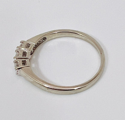 14k White Gold Round Cut 21pt Diamond Trinity Ring