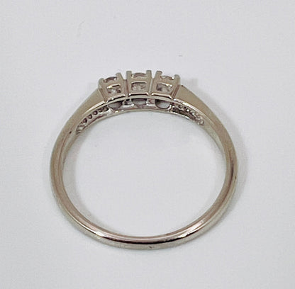 14k White Gold Round Cut 21pt Diamond Trinity Ring