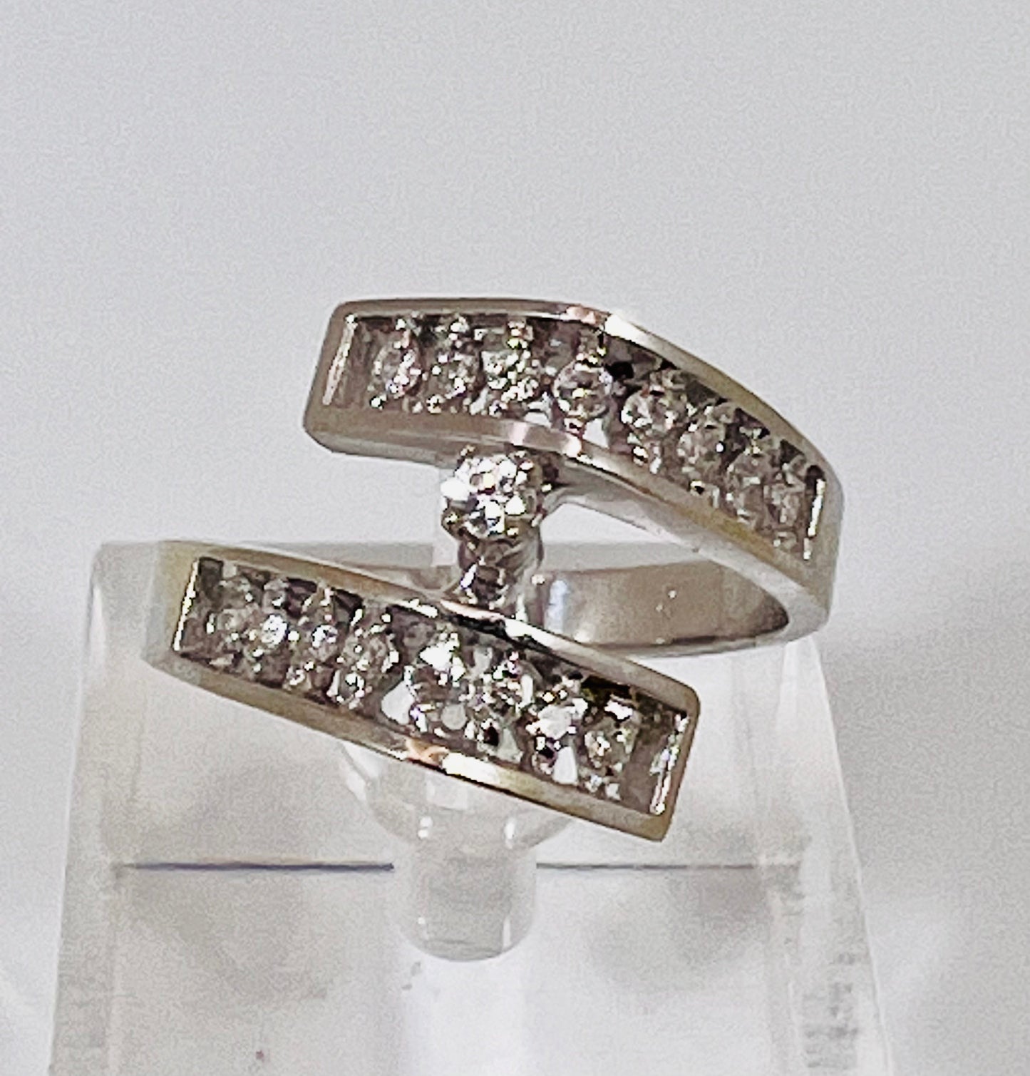 14k White Gold Round Cut 28pt Diamond Accent Ring