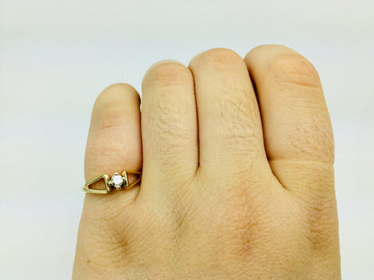 14k Yellow Gold Round Cut 14pt Diamond Ring